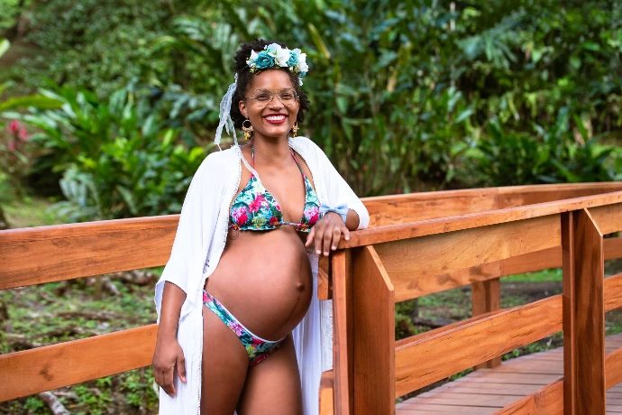 Séance photo grossesse réalisée en Martinique à coeur bouliki pour capturer la maternité avec douceur et naturel en extérieur.