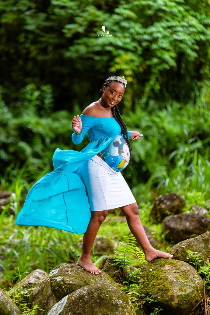 Séance photo grossesse réalisée en Martinique à coeur bouliki avec bellypainting pour capturer la maternité avec douceur et naturel en extérieur.