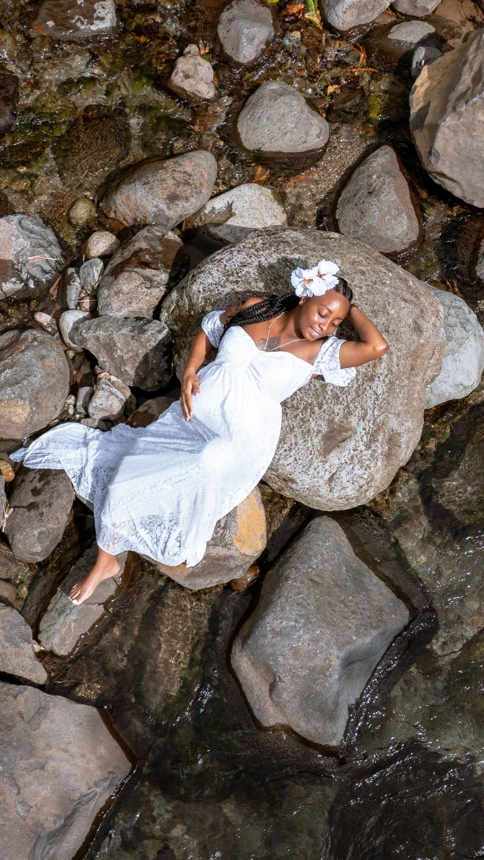 Séance photo grossesse au drone réalisée en Martinique à coeur bouliki pour capturer la maternité avec douceur et naturel en extérieur.