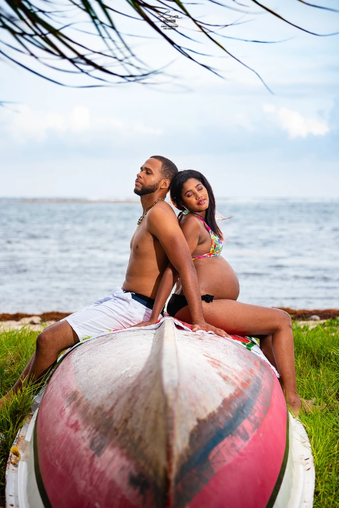 Séance photo grossesse réalisée en Martinique pour capturer la maternité avec douceur et naturel en extérieur.