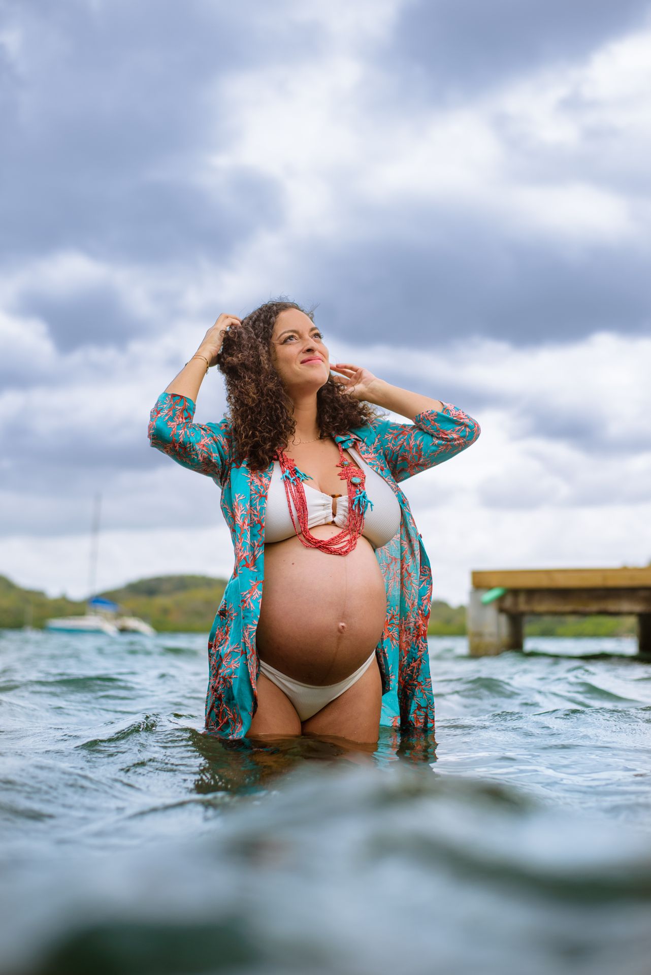 Séance photo grossesse réalisée en Martinique pour capturer la maternité avec douceur et naturel en extérieur.