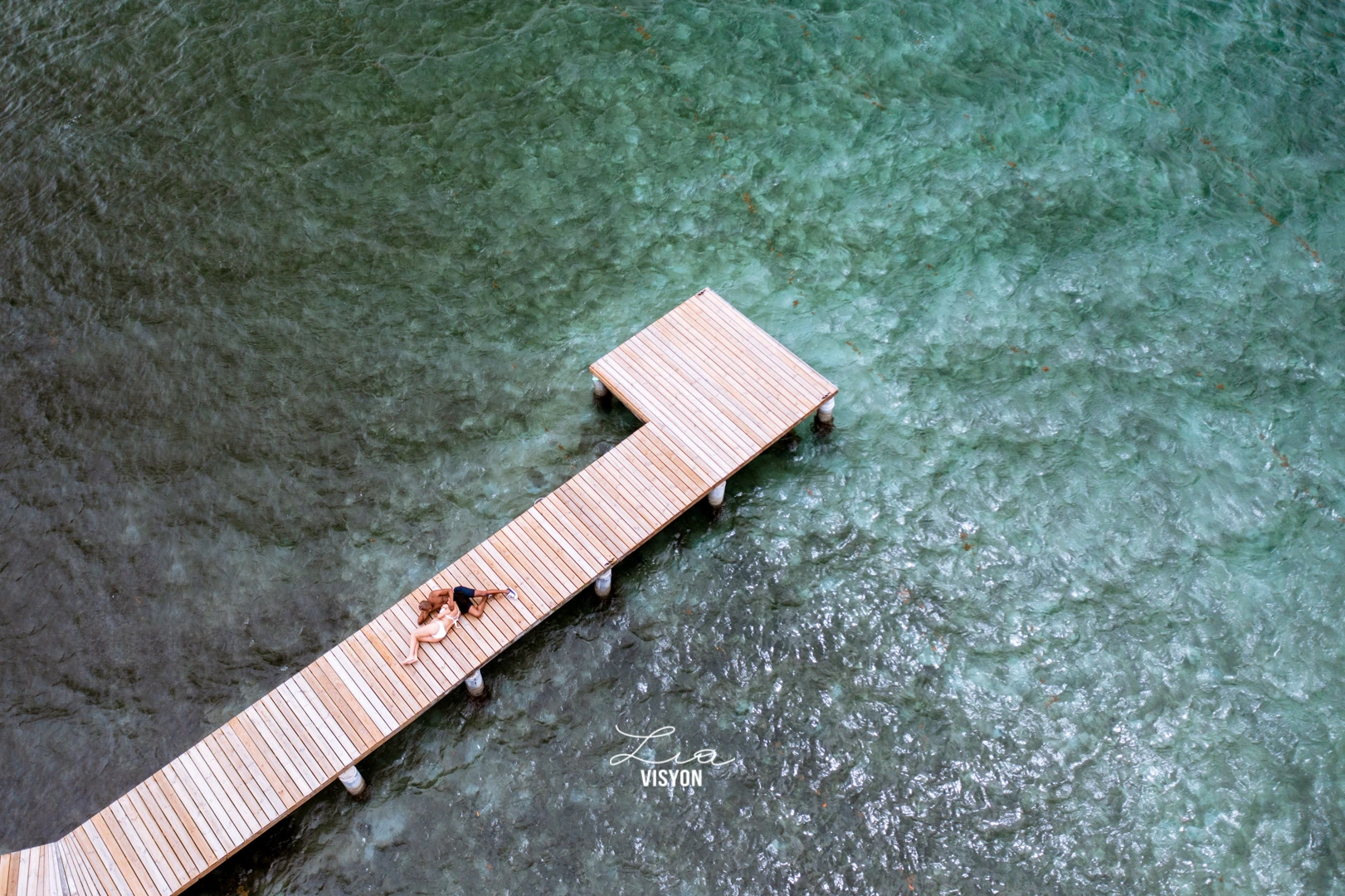 Séance photo grossesse au drone réalisée en Martinique pour capturer la maternité avec douceur et naturel en extérieur.