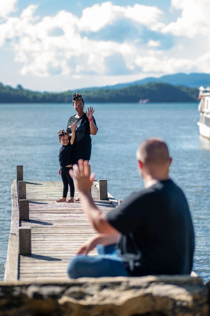 Séance photo famille en Martinique sur la plage au coucher du soleil Portrait de couple réalisé en Martinique en extérieur Photographe famille professionnelle en Martinique Photo de famille naturelle en Martinique