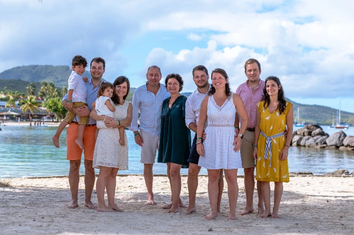 Séance photo famille en Martinique sur la plage au coucher du soleil Portrait de couple réalisé en Martinique en extérieur Photographe famille professionnelle en Martinique Photo de famille naturelle en Martinique