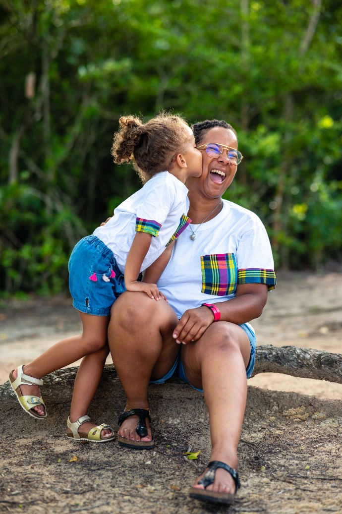 Séance photo famille en Martinique sur la plage au coucher du soleil Portrait de couple réalisé en Martinique en extérieur Photographe famille professionnelle en Martinique Photo de famille naturelle en Martinique