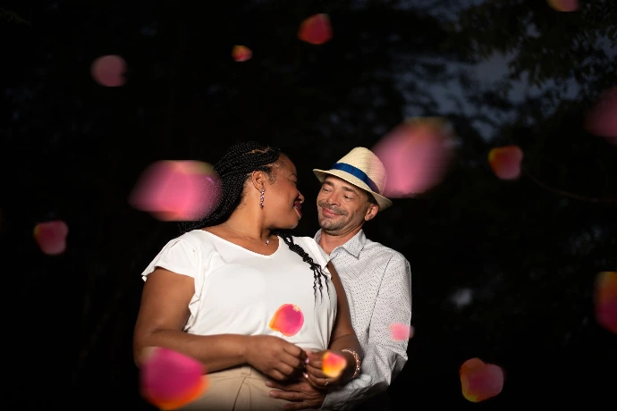 Séance photo famille en Martinique sur la plage au coucher du soleil Portrait de couple réalisé en Martinique en extérieur Photographe famille professionnelle en Martinique Photo de famille naturelle en Martinique