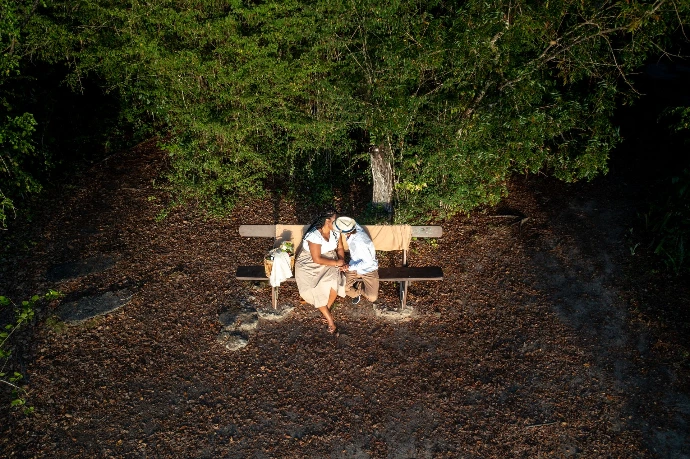 Séance photo famille en Martinique sur la plage au coucher du soleil Portrait de couple réalisé en Martinique en extérieur Photographe famille professionnelle en Martinique Photo de famille naturelle en Martinique