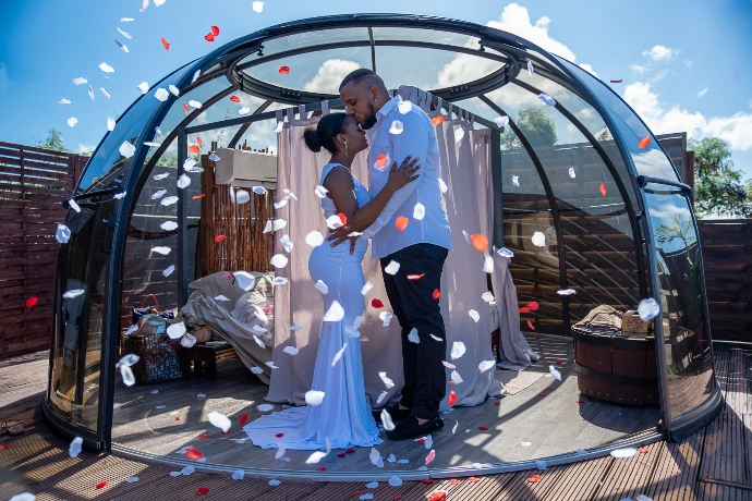 Séance photo famille en Martinique sur la plage au coucher du soleil Portrait de couple réalisé en Martinique en extérieur Photographe famille professionnelle en Martinique Photo de famille naturelle en Martinique