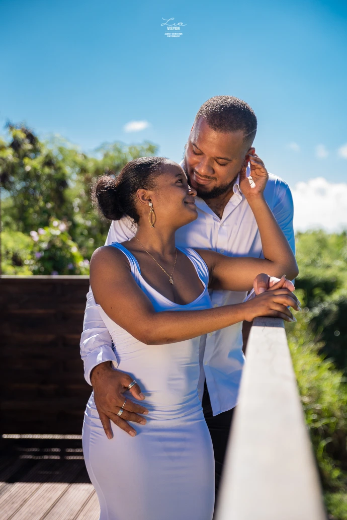 Séance photo famille en Martinique sur la plage au coucher du soleil Portrait de couple réalisé en Martinique en extérieur Photographe famille professionnelle en Martinique Photo de famille naturelle en Martinique