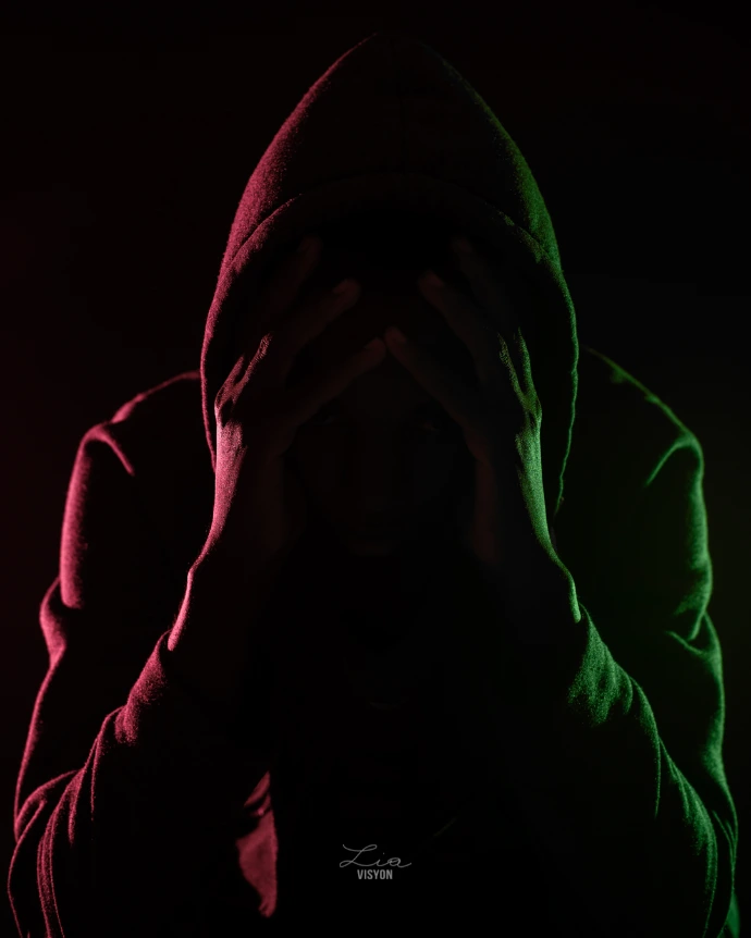 Shooting photo artistique en Martinique avec jeu de lumière créatif Portrait artistique réalisé en Martinique avec mise en scène Séance lightpainting réalisée par une photographe en Martinique Photographie artistique professionnelle en Martinique