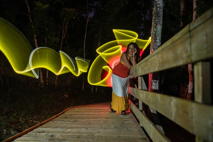 Shooting photo artistique en Martinique avec jeu de lumière créatif Portrait artistique réalisé en Martinique avec mise en scène Séance lightpainting réalisée par une photographe en Martinique Photographie artistique professionnelle en Martinique