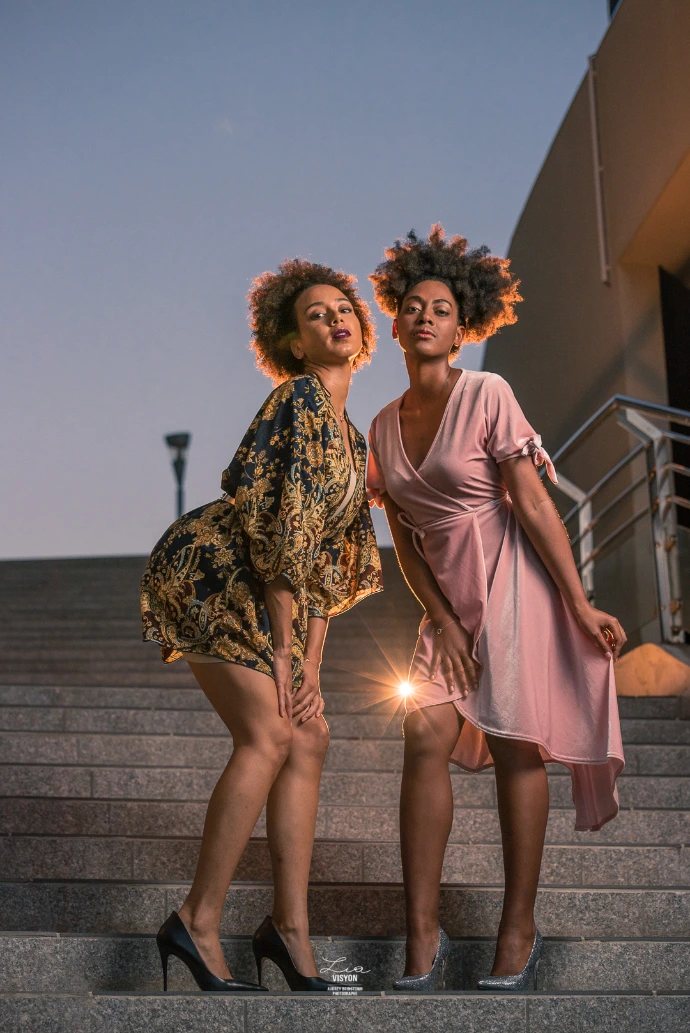 Shooting photo artistique en Martinique avec jeu de lumière créatif Portrait artistique réalisé en Martinique avec mise en scène Séance lightpainting réalisée par une photographe en Martinique Photographie artistique professionnelle en Martinique