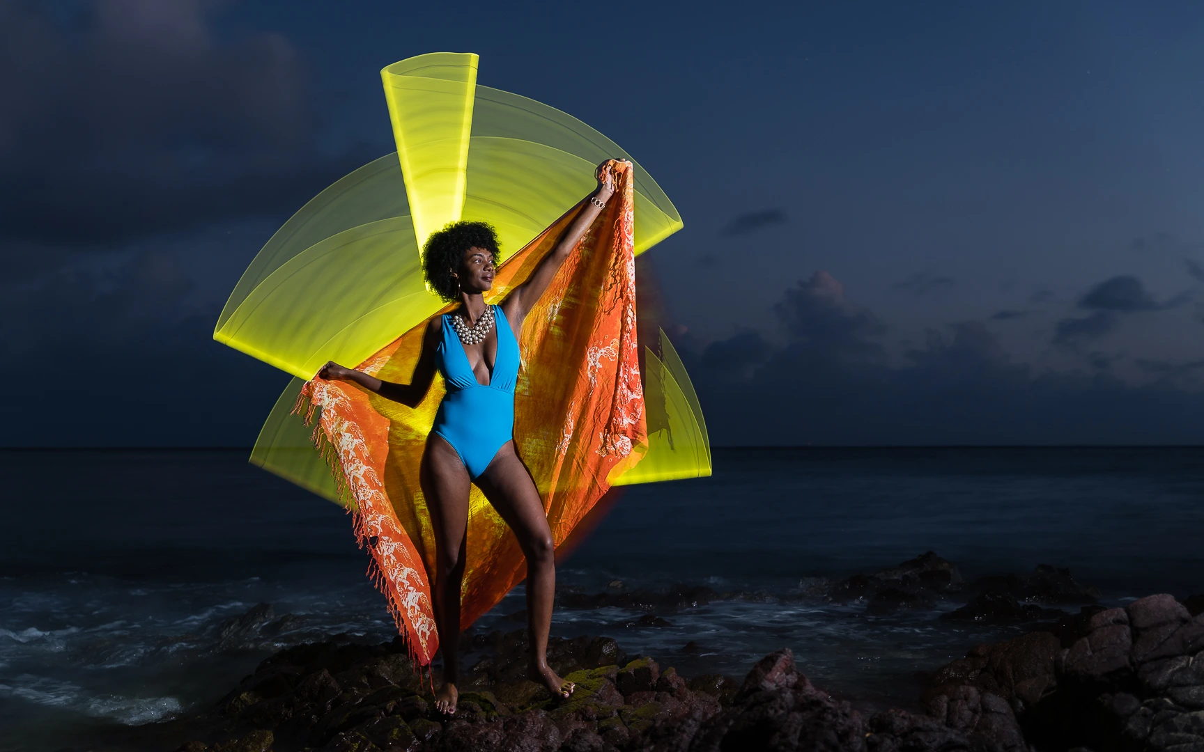 Shooting photo artistique en Martinique avec jeu de lumière créatif Portrait artistique réalisé en Martinique avec mise en scène Séance lightpainting réalisée par une photographe en Martinique Photographie artistique professionnelle en Martinique