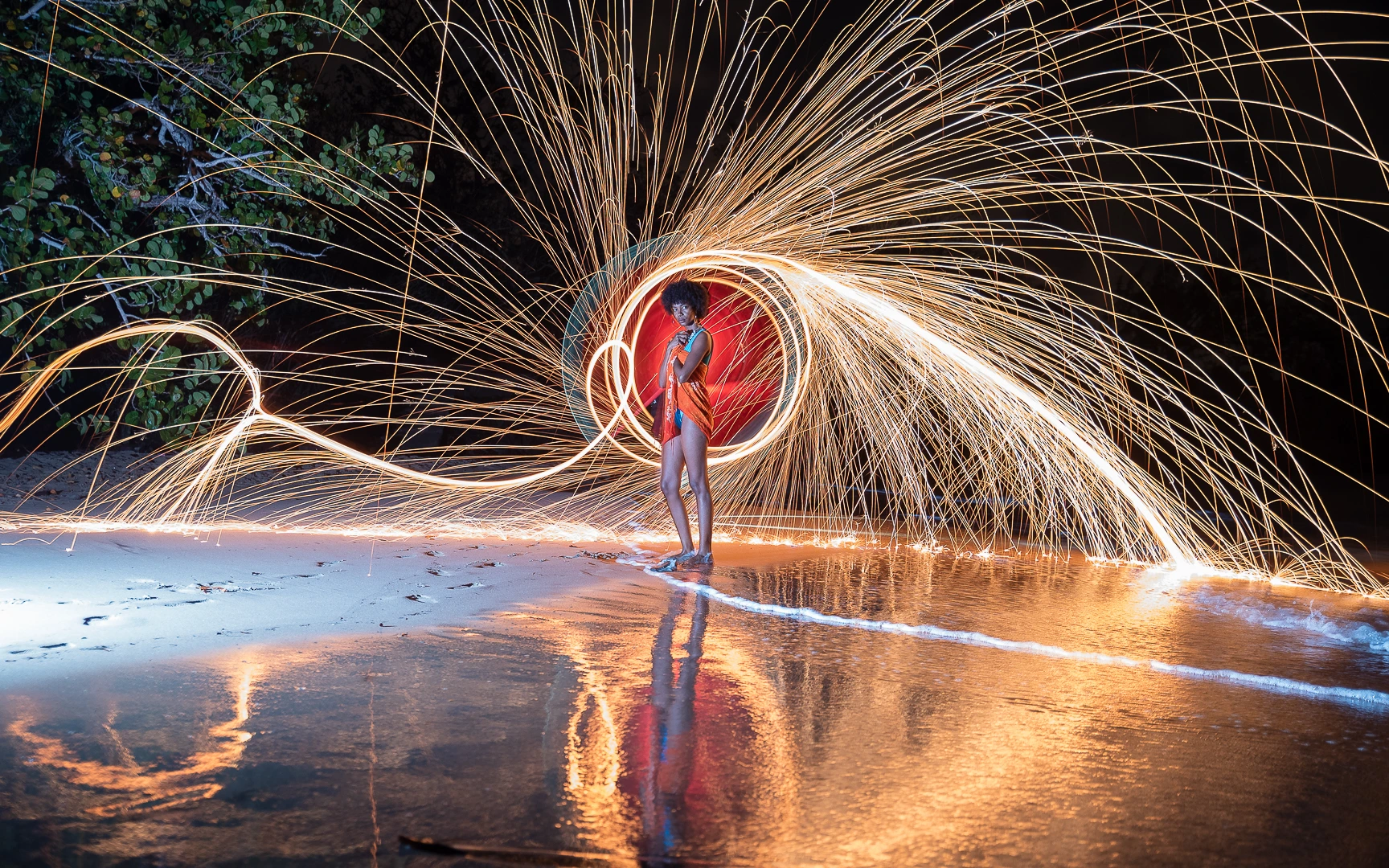 Shooting photo artistique en Martinique avec jeu de lumière créatif Portrait artistique réalisé en Martinique avec mise en scène Séance lightpainting réalisée par une photographe en Martinique Photographie artistique professionnelle en Martinique